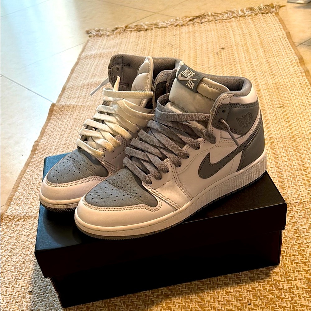 Nike Gray and White Sneakers mid-Top Style